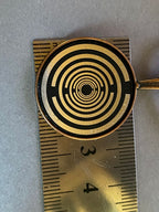 Amulett – kupferfarbend (kein Kupfer), Lakhovsky MWODisc in schwarz, 25 mm, zinnlegiert, kupferunterlegt – Produktansicht 1