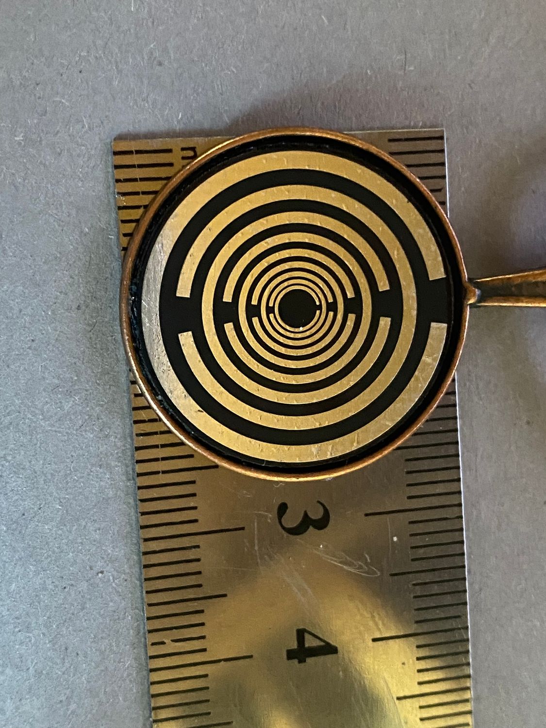 Amulett – kupferfarbend (kein Kupfer), Lakhovsky MWODisc in schwarz, 25 mm, zinnlegiert, kupferunterlegt – Produktansicht 1