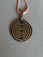 Amulett – kupferfarbend (kein Kupfer), Lakhovsky MWODisc in schwarz, 25 mm, zinnlegiert, kupferunterlegt – Produktansicht 1