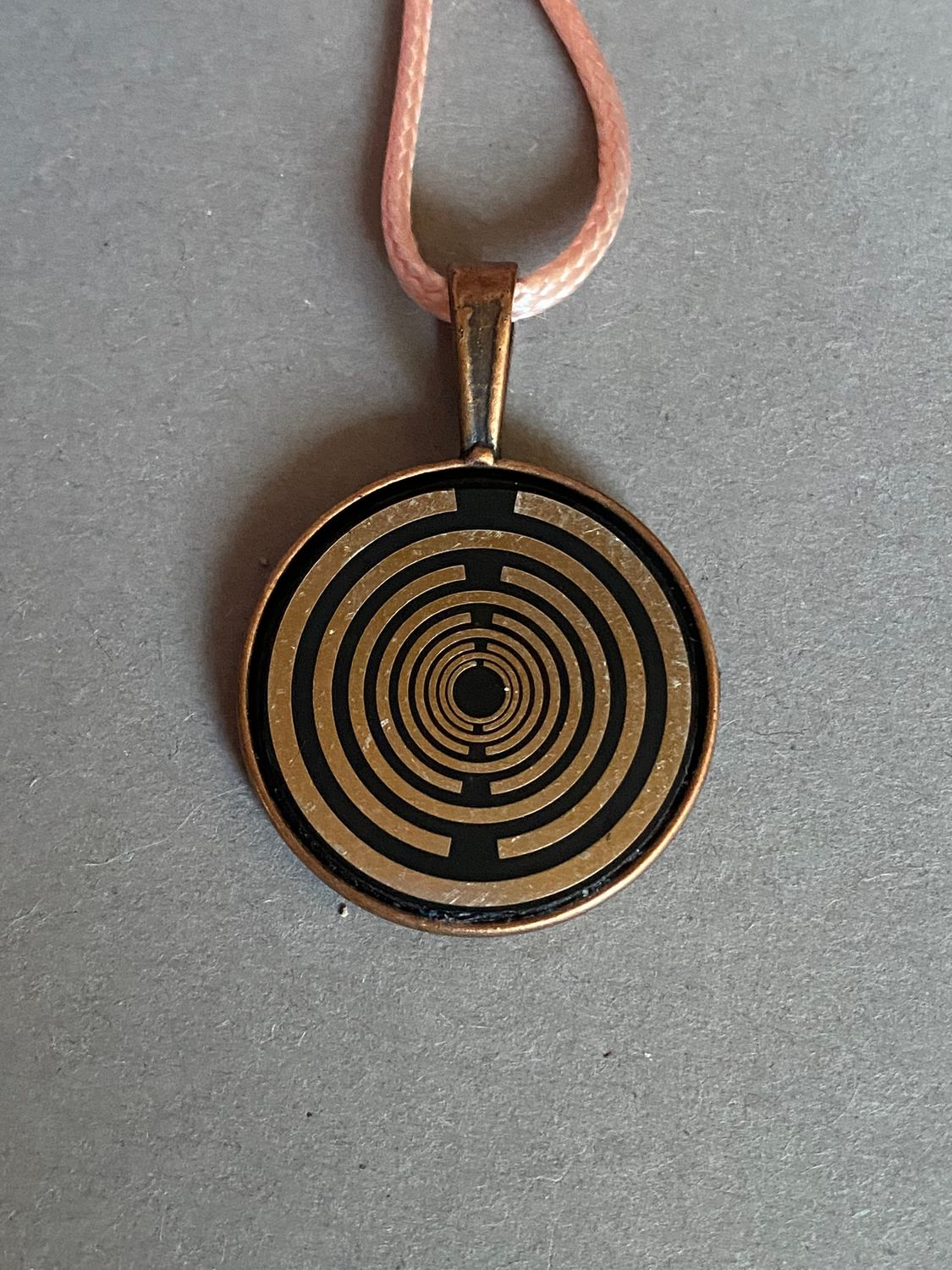 Amulett – kupferfarbend (kein Kupfer), Lakhovsky MWODisc in schwarz, 25 mm, zinnlegiert, kupferunterlegt – Produktansicht 1