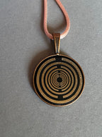 Amulett – kupferfarbend (kein Kupfer), Lakhovsky MWODisc in schwarz, 25 mm, zinnlegiert, kupferunterlegt – Produktansicht 1