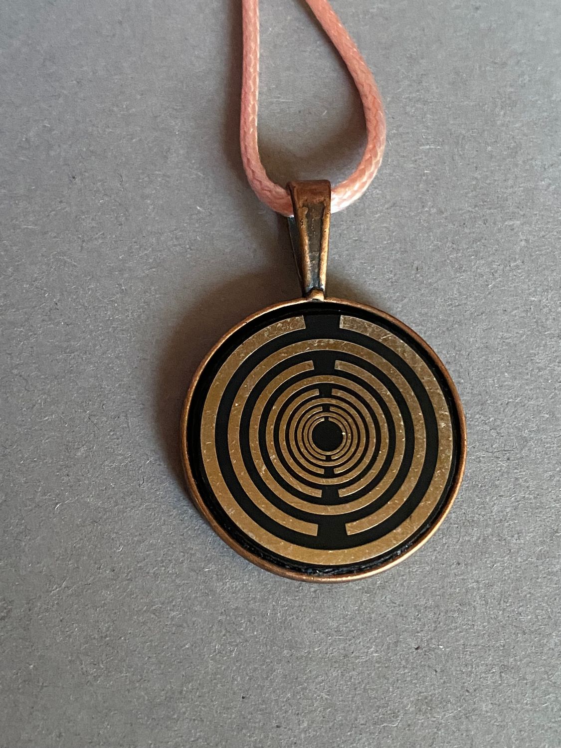 Amulett – kupferfarbend (kein Kupfer), Lakhovsky MWODisc in schwarz, 25 mm, zinnlegiert, kupferunterlegt – Produktansicht 1