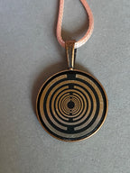 Amulett – kupferfarbend (kein Kupfer), Lakhovsky MWODisc in schwarz, 25 mm, zinnlegiert, kupferunterlegt – Produktansicht 1