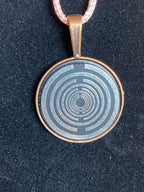 Amulett – kupferfarbend (kein Kupfer), Lakhovsky MWODisc in schwarz, 25 mm, zinnlegiert, kupferunterlegt – Produktansicht 1