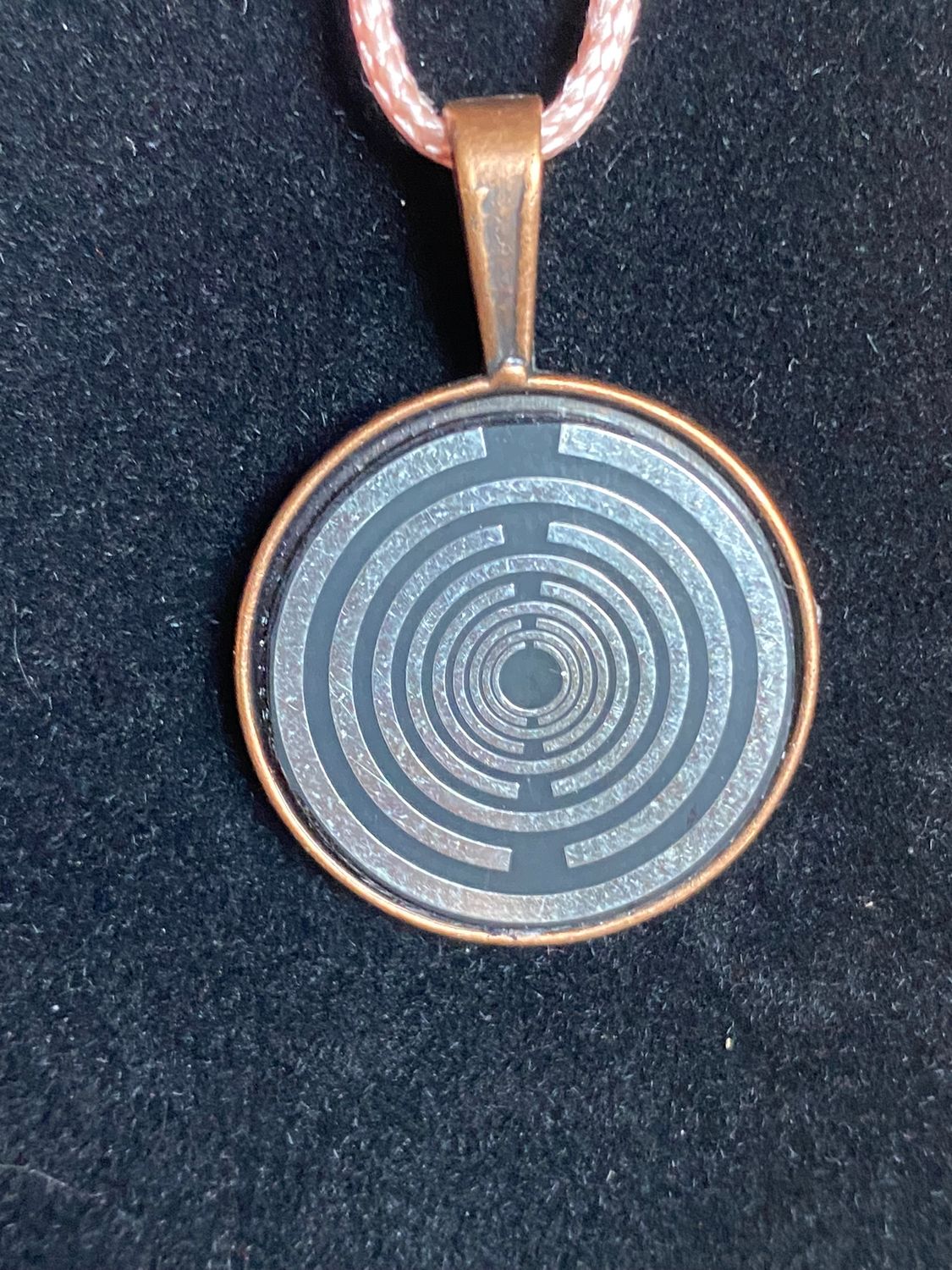 Amulett – kupferfarbend (kein Kupfer), Lakhovsky MWODisc in schwarz, 25 mm, zinnlegiert, kupferunterlegt – Produktansicht 1