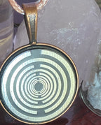Amulett – kupferfarbend (kein Kupfer), Lakhovsky MWODisc in schwarz, 25 mm, zinnlegiert, kupferunterlegt – Produktansicht 1