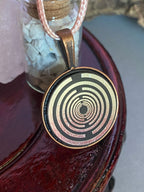 Amulett – kupferfarbend (kein Kupfer), Lakhovsky MWODisc in schwarz, 25 mm, zinnlegiert, kupferunterlegt – Produktansicht 1