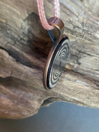 Amulett – kupferfarbend (kein Kupfer), Lakhovsky MWODisc in schwarz, 25 mm, zinnlegiert, kupferunterlegt – Produktansicht 1