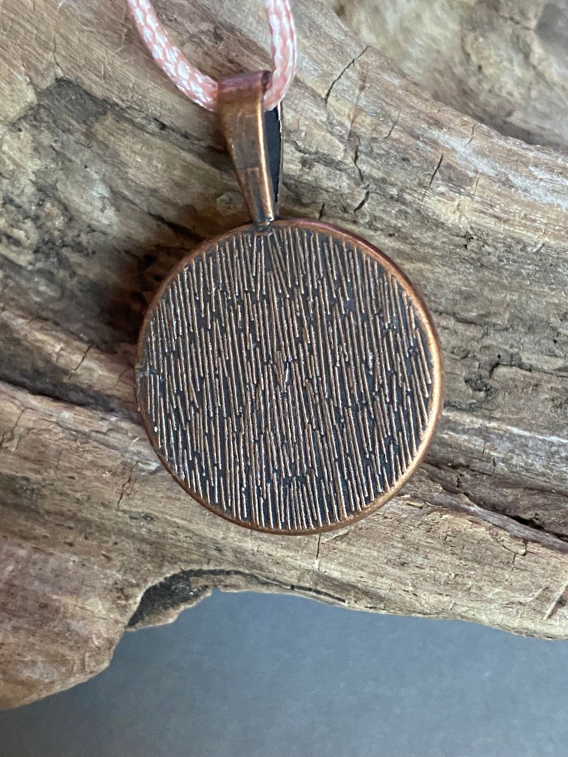 Amulett – kupferfarbend (kein Kupfer), Lakhovsky MWODisc in schwarz, 25 mm, zinnlegiert, kupferunterlegt – Produktansicht 1