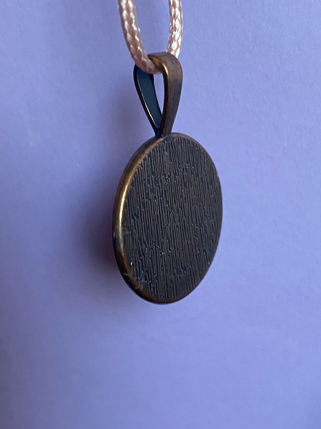 Amulett – kupferfarbend Shou Symbolik, Disc in blau, 25 mm, goldlegiert, kupferunterlegt – Produktansicht 1