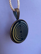 Amulett – kupferfarbend (kein Kupfer), Lakhovsky MWODisc in schwarz, 25 mm, zinnlegiert, kupferunterlegt – Produktansicht 1