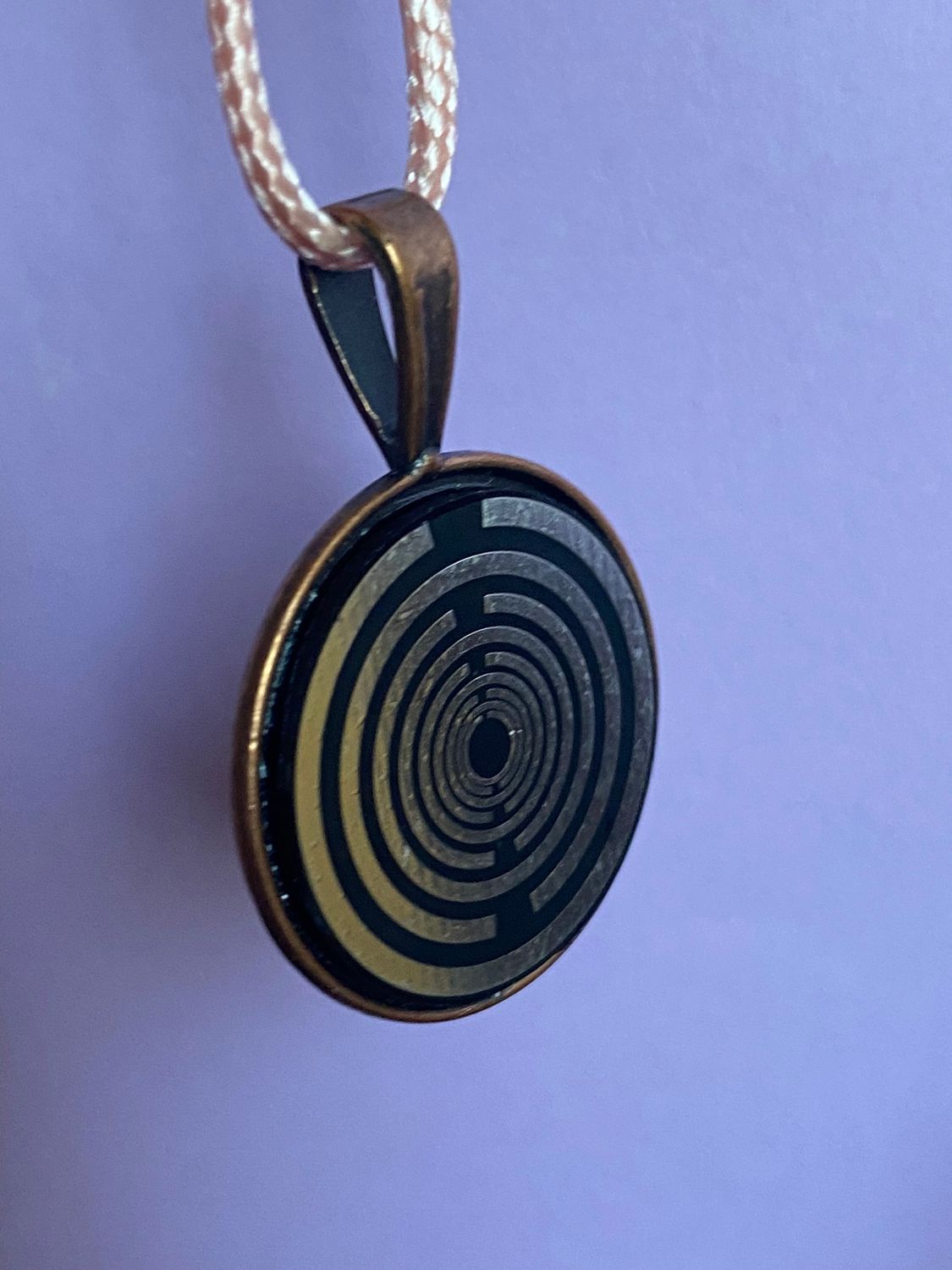 Amulett – kupferfarbend (kein Kupfer), Lakhovsky MWODisc in schwarz, 25 mm, zinnlegiert, kupferunterlegt – Produktansicht 1
