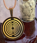 Amulett – kupferfarbend (kein Kupfer), Lakhovsky MWODisc in schwarz, 25 mm, zinnlegiert, kupferunterlegt – Produktansicht 1