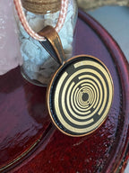Amulett – kupferfarbend (kein Kupfer), Lakhovsky MWODisc in schwarz, 25 mm, zinnlegiert, kupferunterlegt – Produktansicht 1