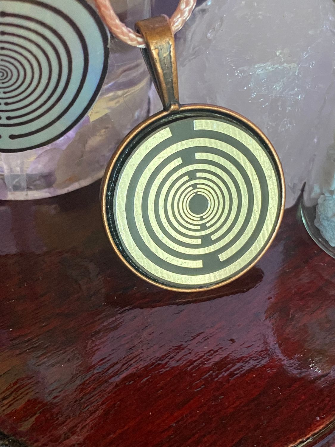 Amulett – kupferfarbend (kein Kupfer), Lakhovsky MWODisc in schwarz, 25 mm, zinnlegiert, kupferunterlegt – Produktansicht 1