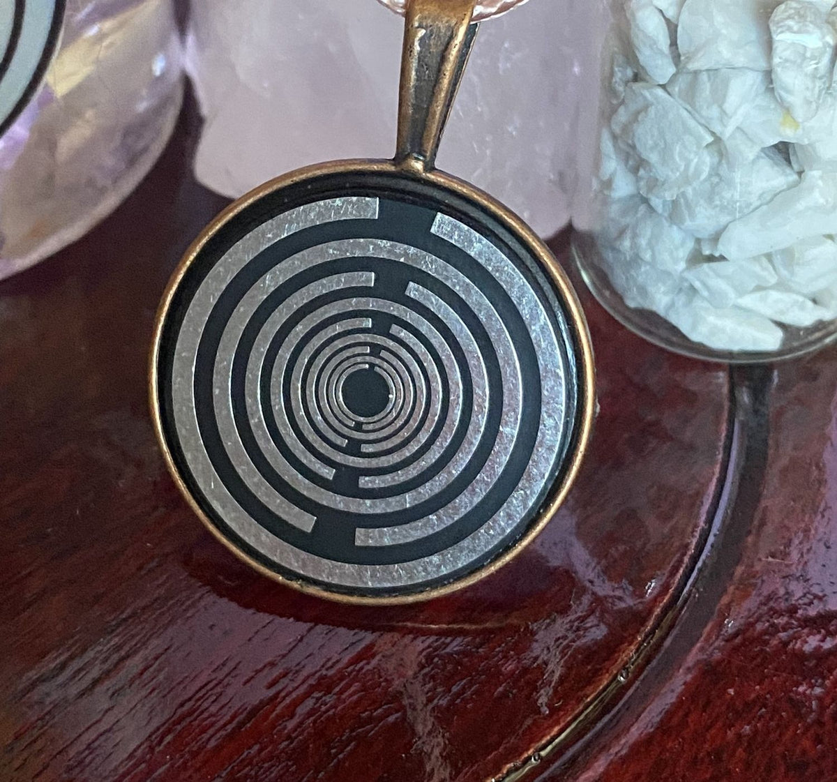Amulett – kupferfarbend (kein Kupfer), Lakhovsky MWODisc in schwarz, 25 mm, zinnlegiert, kupferunterlegt – Produktansicht 1