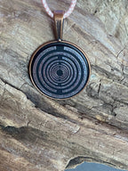 Amulett – kupferfarbend (kein Kupfer), Lakhovsky MWODisc in schwarz, 25 mm, zinnlegiert, kupferunterlegt – Produktansicht 1