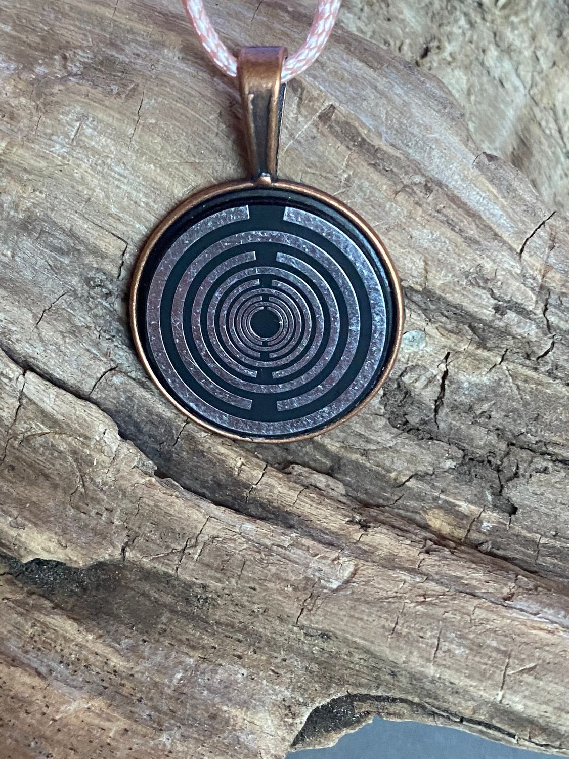 Amulett – kupferfarbend (kein Kupfer), Lakhovsky MWODisc in schwarz, 25 mm, zinnlegiert, kupferunterlegt – Produktansicht 1