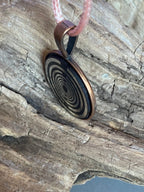 Amulett – kupferfarbend (kein Kupfer), Lakhovsky MWODisc in schwarz, 25 mm, zinnlegiert, kupferunterlegt – Produktansicht 1