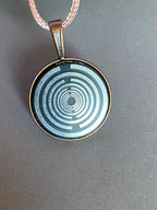Amulett – kupferfarbend (kein Kupfer), Lakhovsky MWODisc in schwarz, 25 mm, zinnlegiert, kupferunterlegt – Produktansicht 1