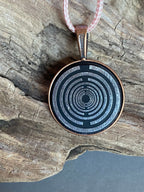 Amulett – kupferfarbend (kein Kupfer), Lakhovsky MWODisc in schwarz, 25 mm, zinnlegiert, kupferunterlegt – Produktansicht 1