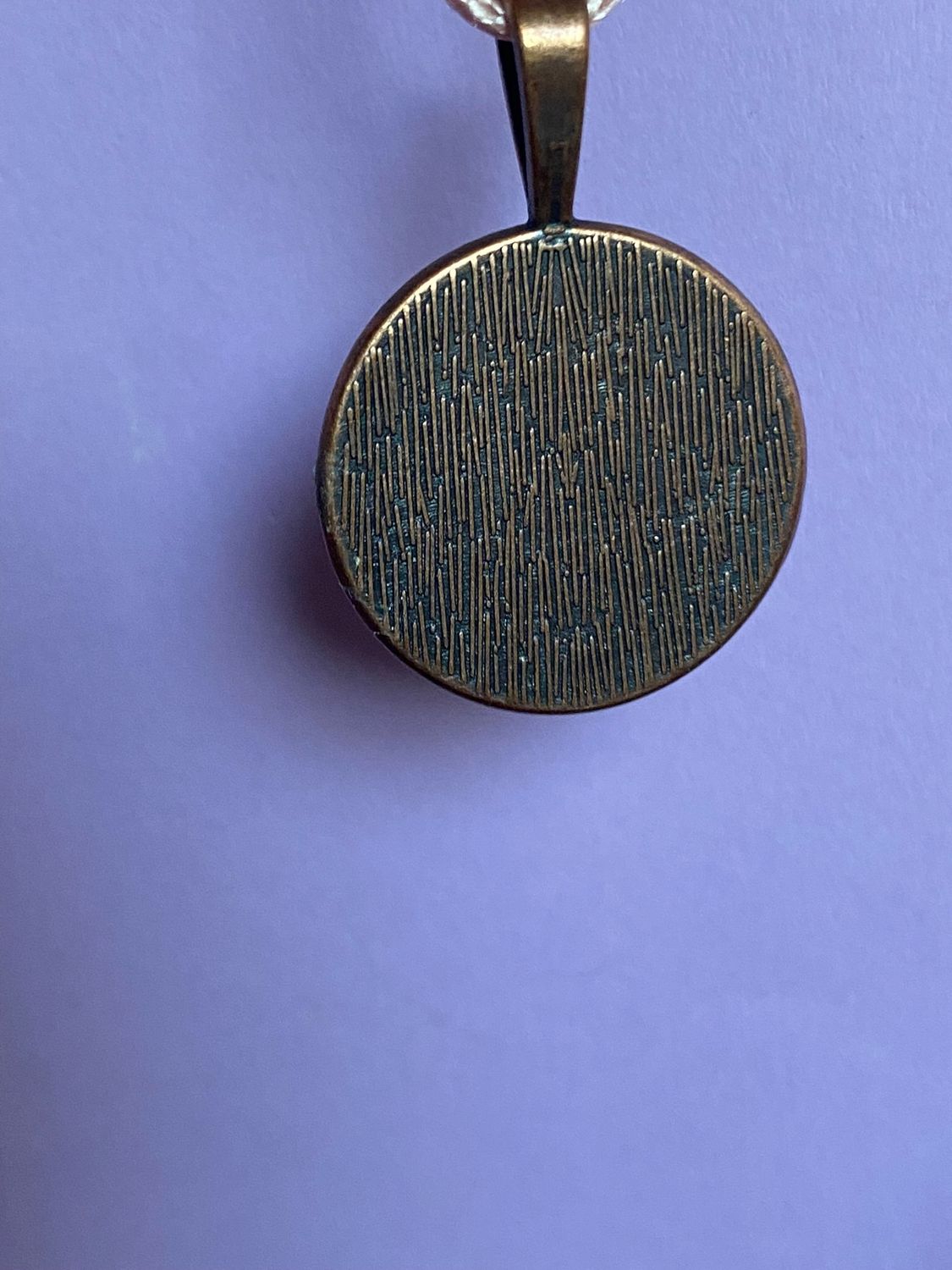 Amulett – kupferfarbend (kein Kupfer), Lakhovsky MWODisc in schwarz, 25 mm, zinnlegiert, kupferunterlegt – Produktansicht 1