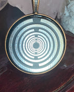 Amulett – kupferfarbend (kein Kupfer), Lakhovsky MWODisc in schwarz, 25 mm, zinnlegiert, kupferunterlegt – Produktansicht 1
