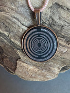 Amulett – kupferfarbend (kein Kupfer), Lakhovsky MWODisc in schwarz, 25 mm, zinnlegiert, kupferunterlegt – Produktansicht 1
