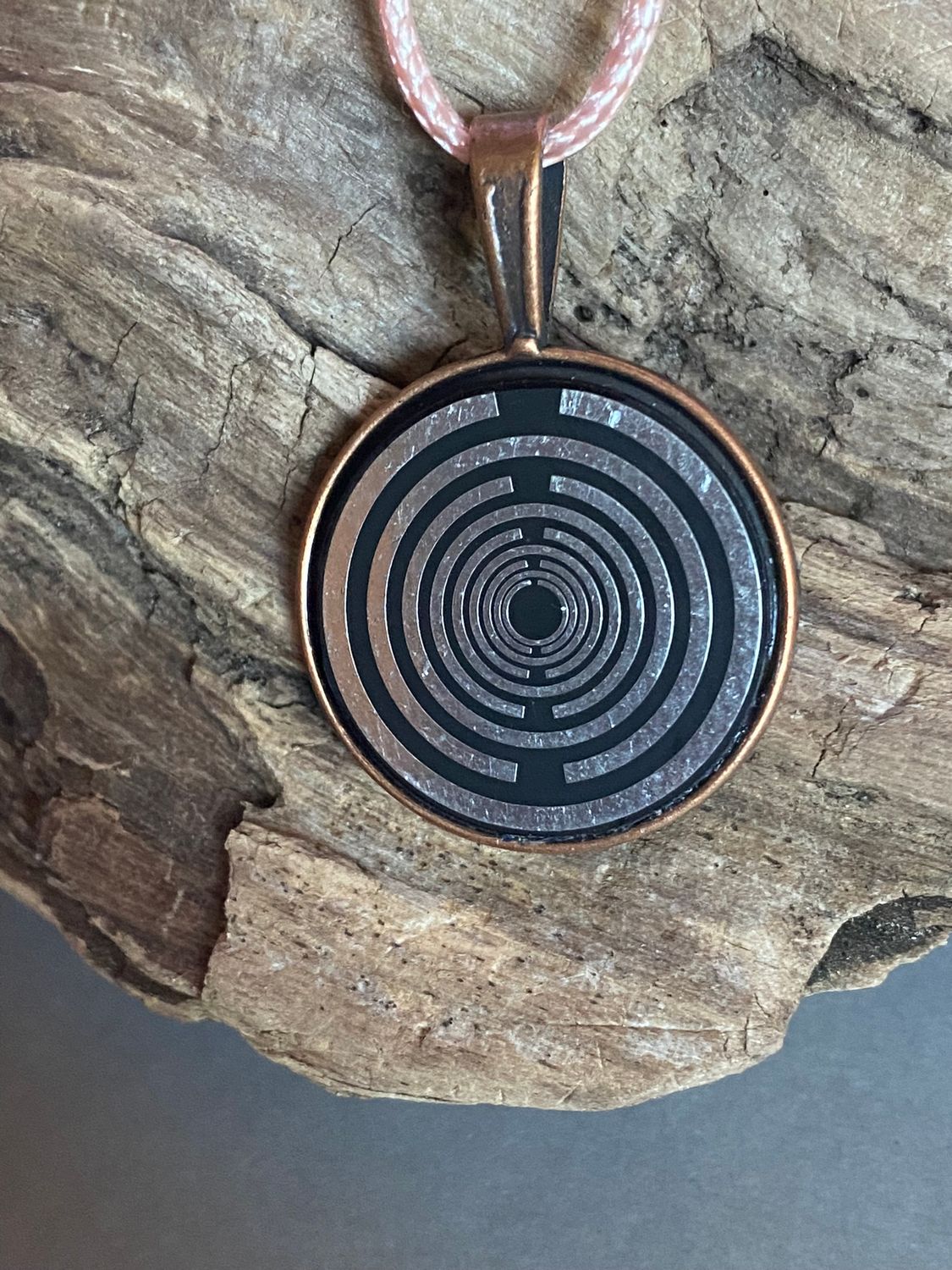 Amulett – kupferfarbend (kein Kupfer), Lakhovsky MWODisc in schwarz, 25 mm, zinnlegiert, kupferunterlegt – Produktansicht 1