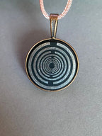 Amulett – kupferfarbend (kein Kupfer), Lakhovsky MWODisc in schwarz, 25 mm, zinnlegiert, kupferunterlegt – Produktansicht 1