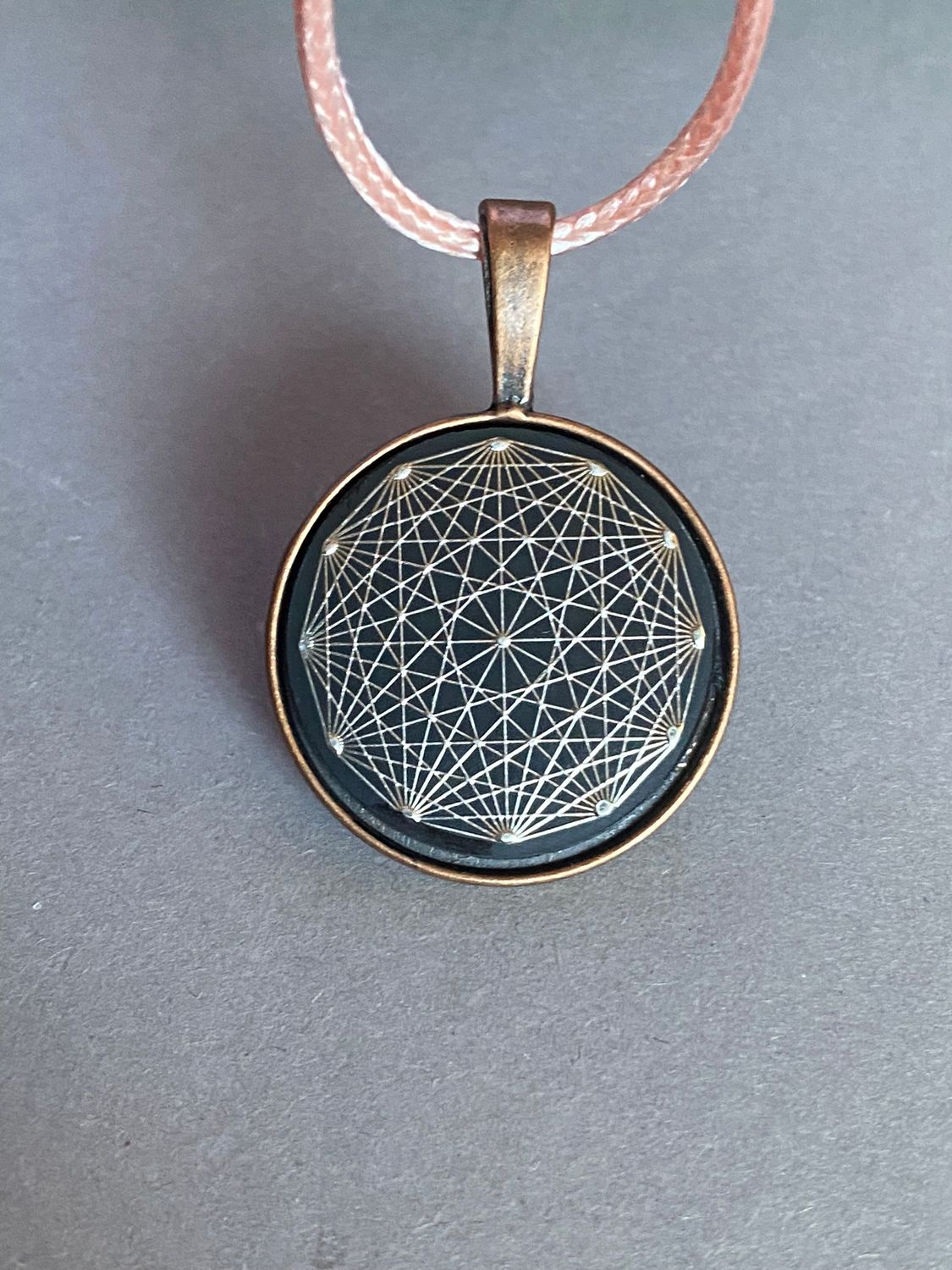 Amulett – kupferfarbend (kein Kupfer), Dodecagram, Disc in schwarz, 25 mm, zinnlegiert, kupferunterlegt – Produktansicht 1