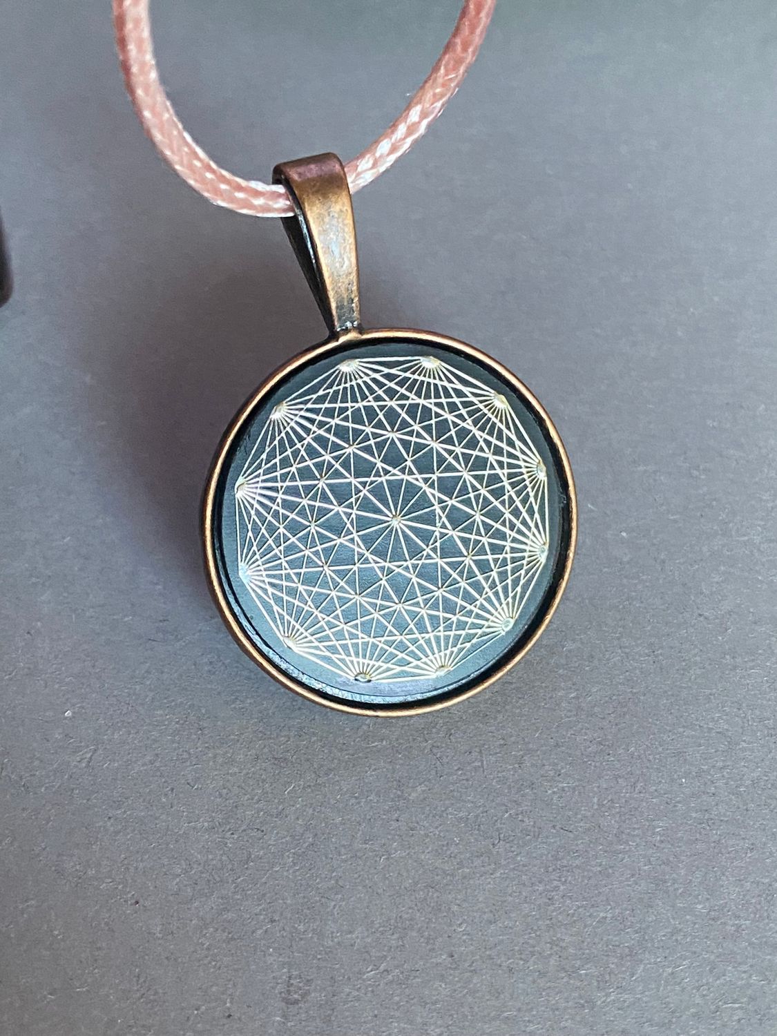 Amulett – kupferfarbend (kein Kupfer), Dodecagram, Disc in schwarz, 25 mm, zinnlegiert, kupferunterlegt – Produktansicht 1