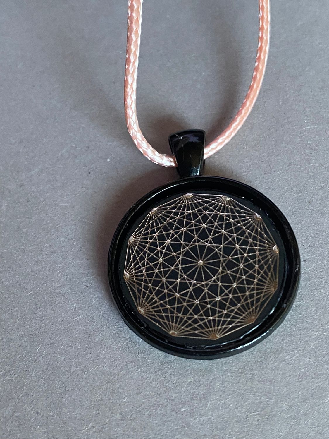 Amulett – schwarz, Dodecagram, Disc in schwarz, 25 mm, zinnlegiert, kupferunterlegt – Produktansicht 1