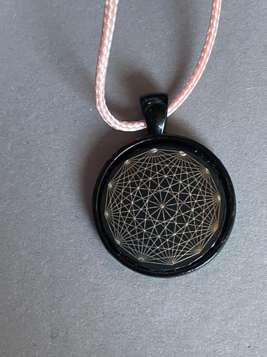 Amulett – schwarz, Dodecagram, Disc in schwarz, 25 mm, zinnlegiert, kupferunterlegt – Produktansicht 1