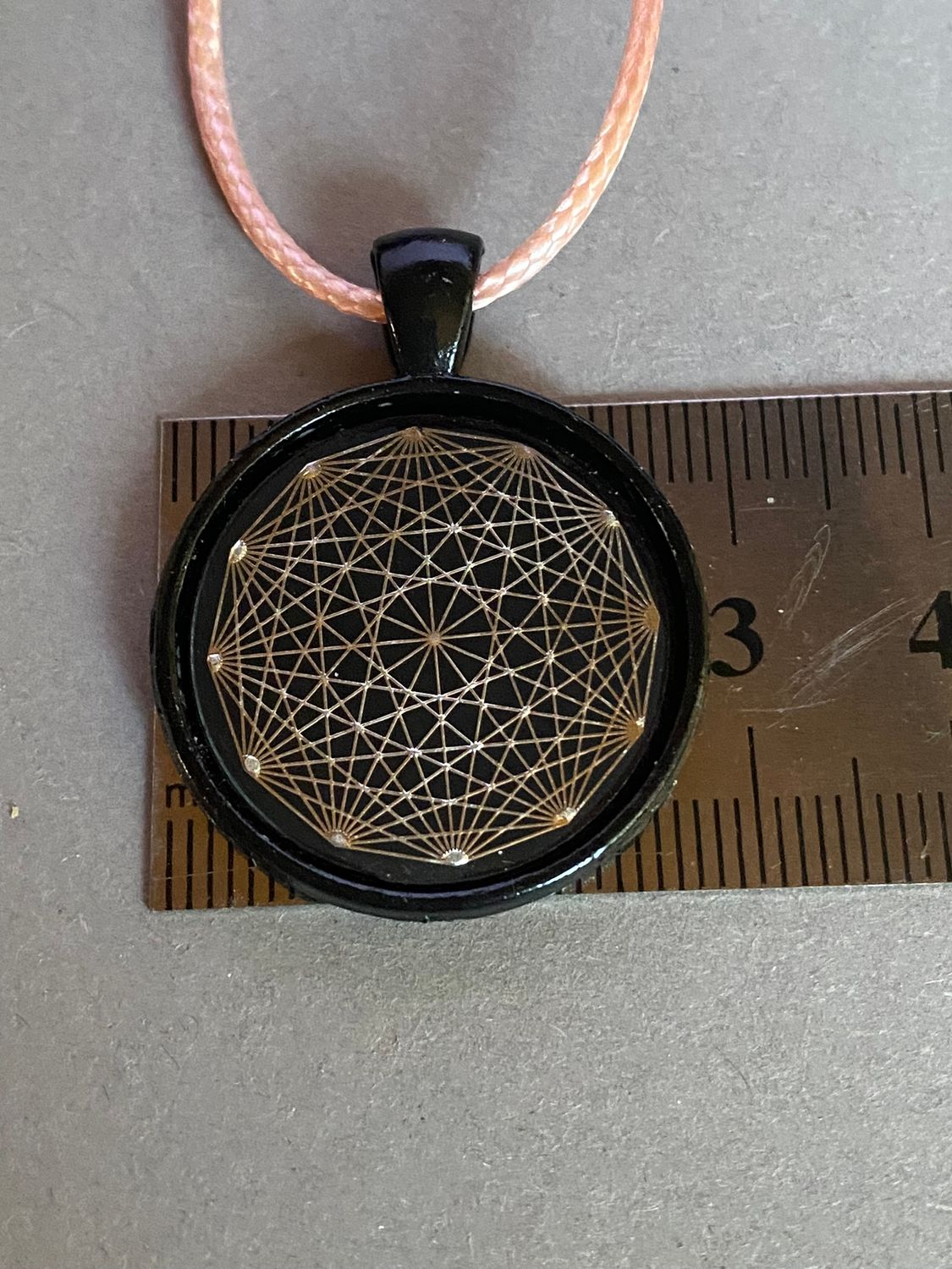 Amulett – schwarz, Dodecagram, Disc in schwarz, 25 mm, zinnlegiert, kupferunterlegt – Produktansicht 1