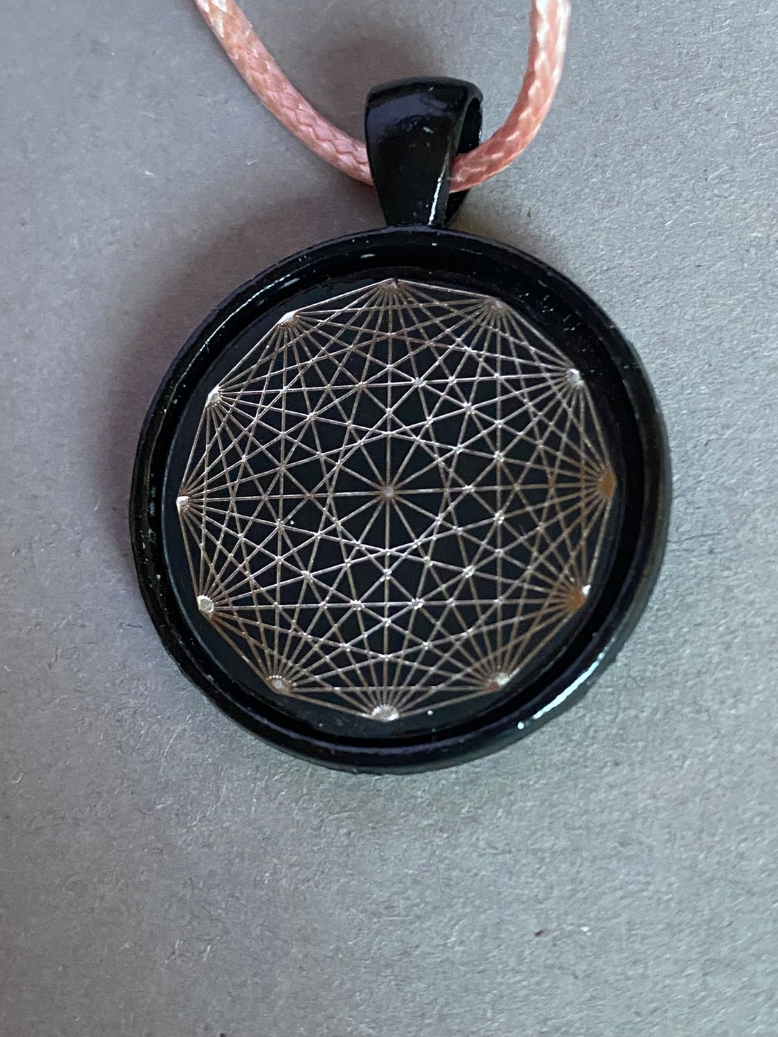 Amulett – schwarz, Dodecagram, Disc in schwarz, 25 mm, zinnlegiert, kupferunterlegt – Produktansicht 1