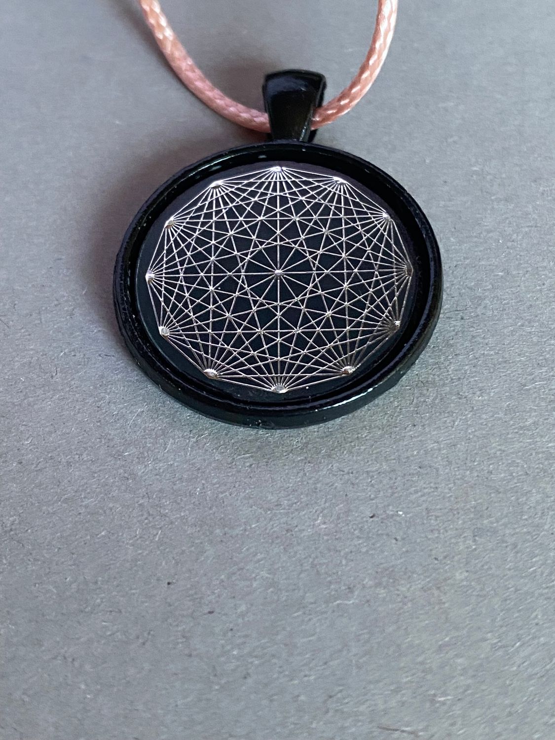 Amulett – schwarz, Dodecagram, Disc in schwarz, 25 mm, zinnlegiert, kupferunterlegt – Produktansicht 1