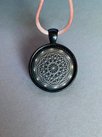 Amulett – schwarz, Dodecagram, Disc in schwarz, 25 mm, zinnlegiert, kupferunterlegt – Produktansicht 1