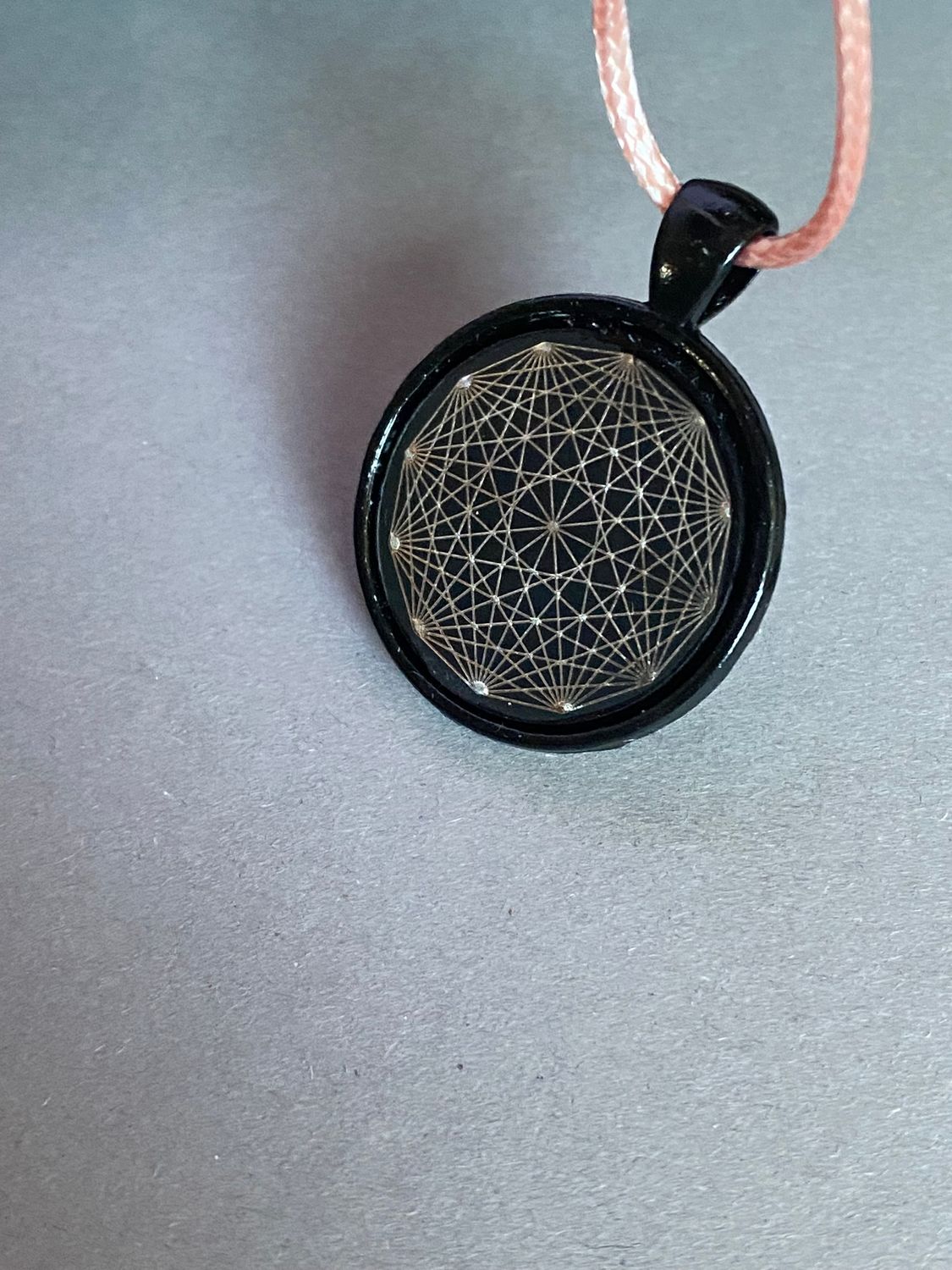 Amulett – schwarz, Dodecagram, Disc in schwarz, 25 mm, zinnlegiert, kupferunterlegt – Produktansicht 1