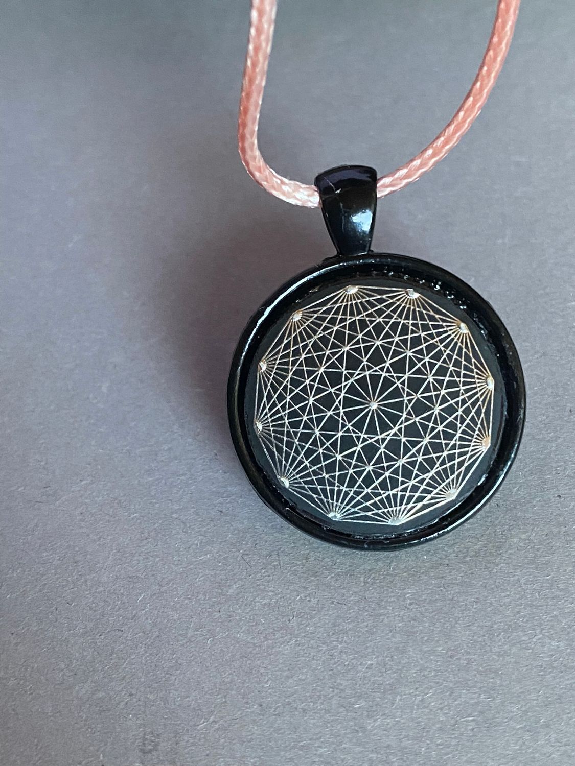 Amulett – schwarz, Dodecagram, Disc in schwarz, 25 mm, zinnlegiert, kupferunterlegt – Produktansicht 1