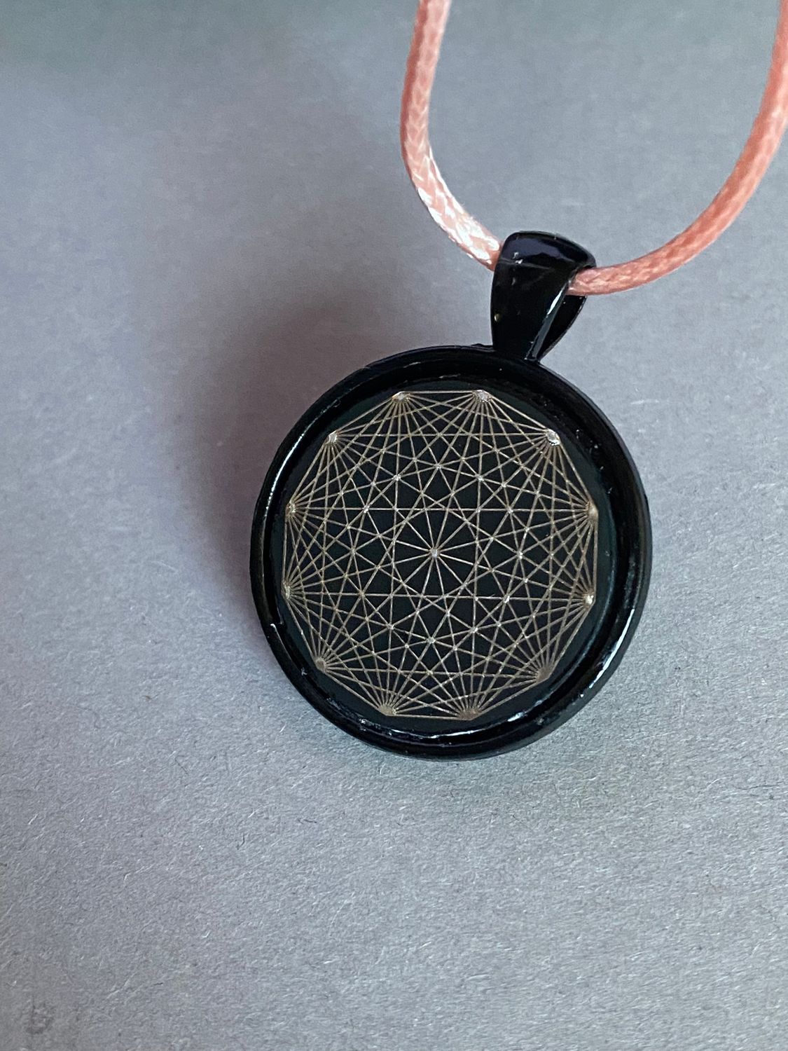 Amulett – schwarz, Dodecagram, Disc in schwarz, 25 mm, zinnlegiert, kupferunterlegt – Produktansicht 1