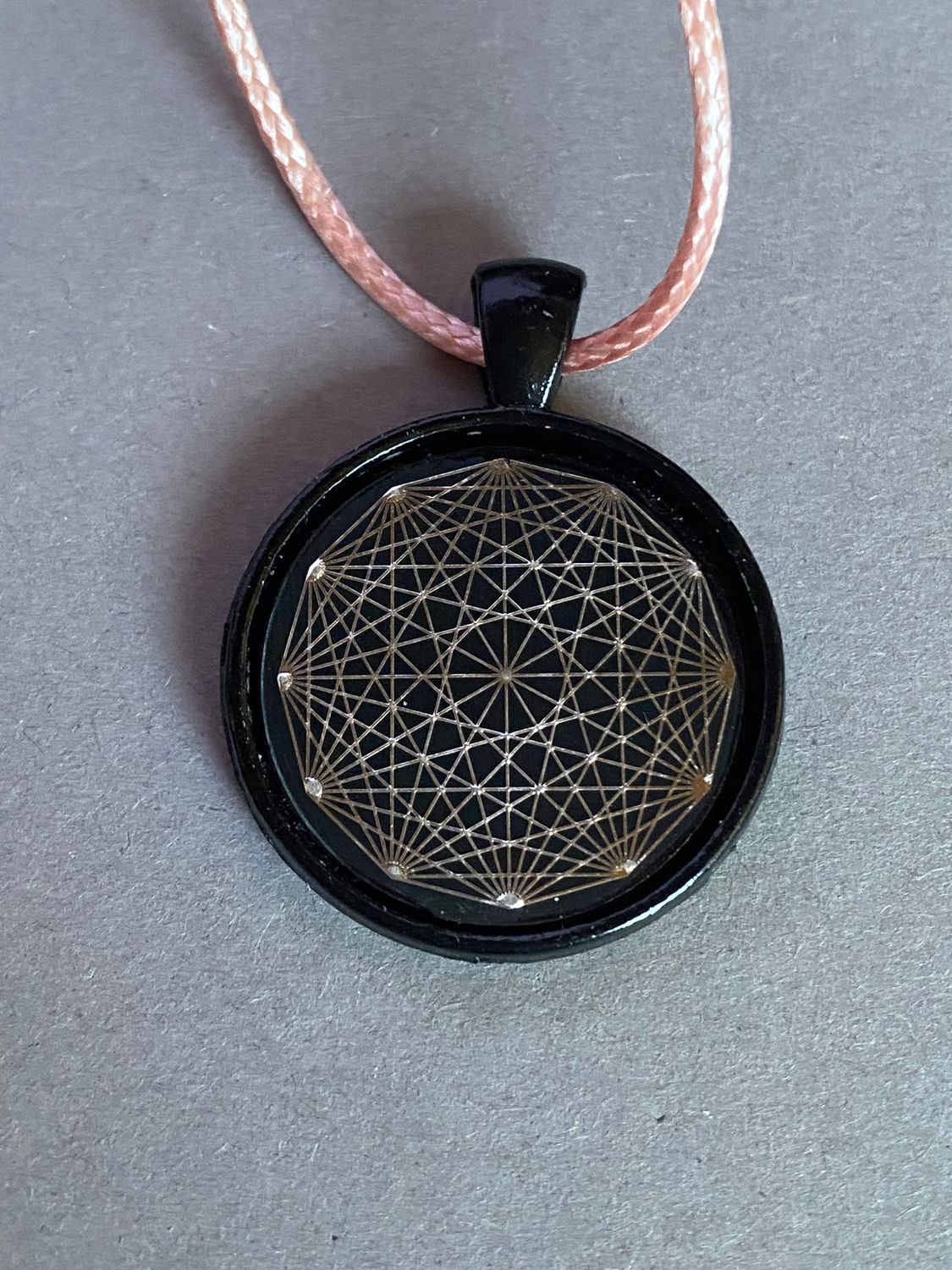 Amulett – schwarz, Dodecagram, Disc in schwarz, 25 mm, zinnlegiert, kupferunterlegt – Produktansicht 1