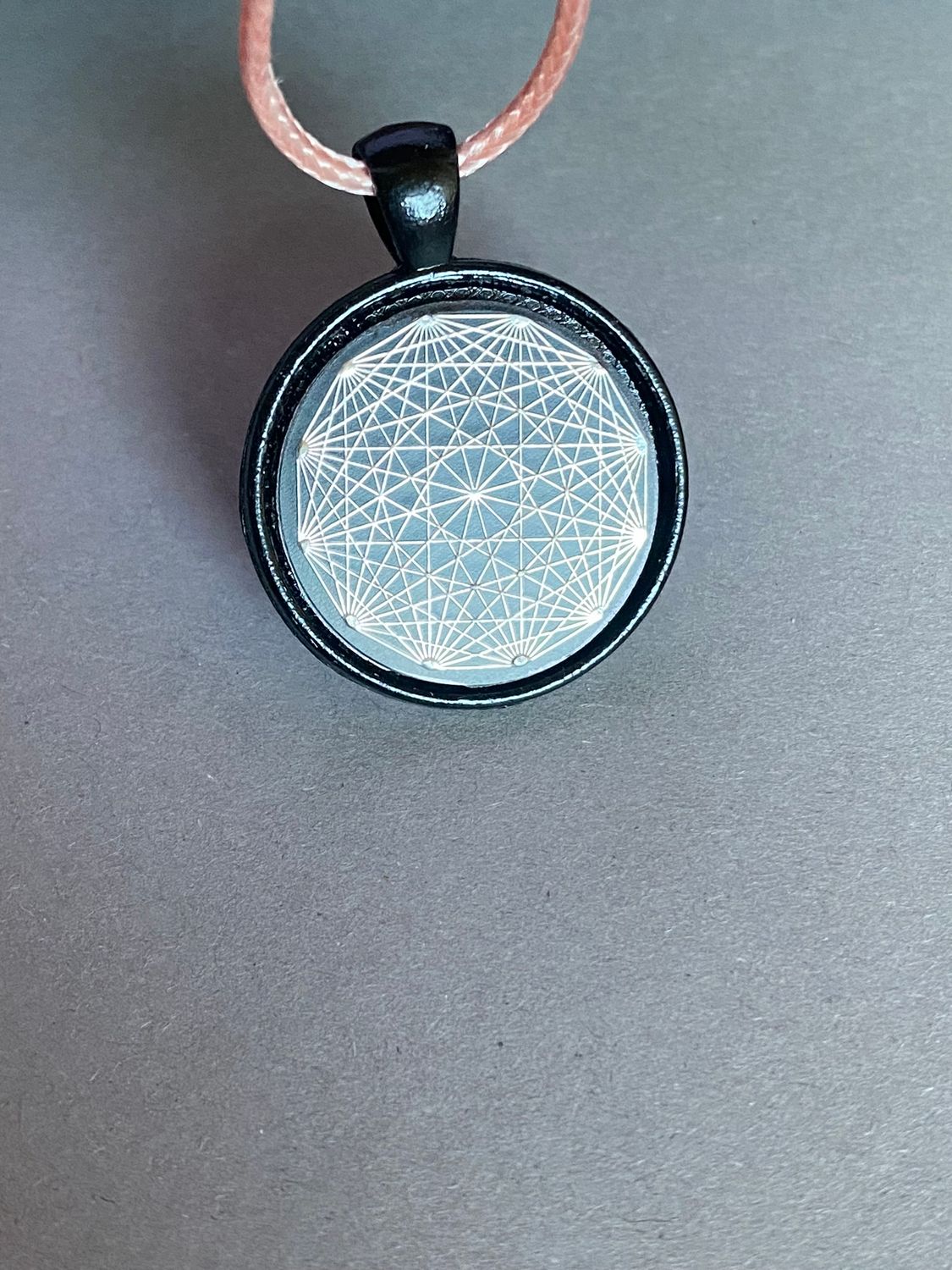 Amulett – schwarz, Dodecagram, Disc in schwarz, 25 mm, zinnlegiert, kupferunterlegt – Produktansicht 1