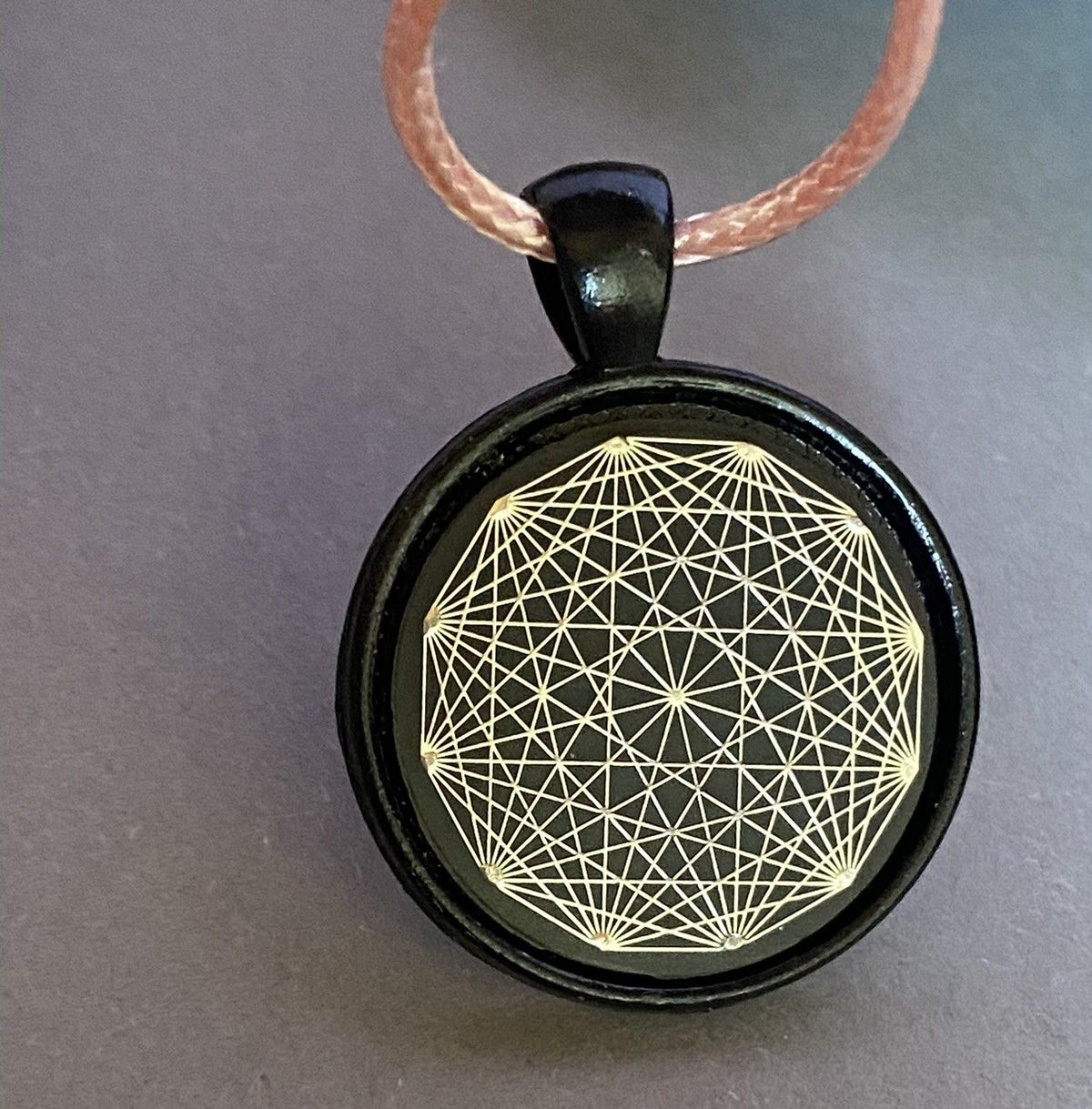 Amulett – schwarz, Dodecagram, Disc in schwarz, 25 mm, zinnlegiert, kupferunterlegt – Produktansicht 1