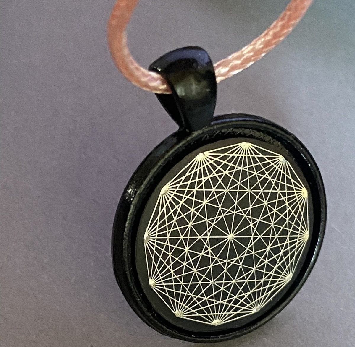 Amulett – schwarz, Dodecagram, Disc in schwarz, 25 mm, zinnlegiert, kupferunterlegt – Produktansicht 1