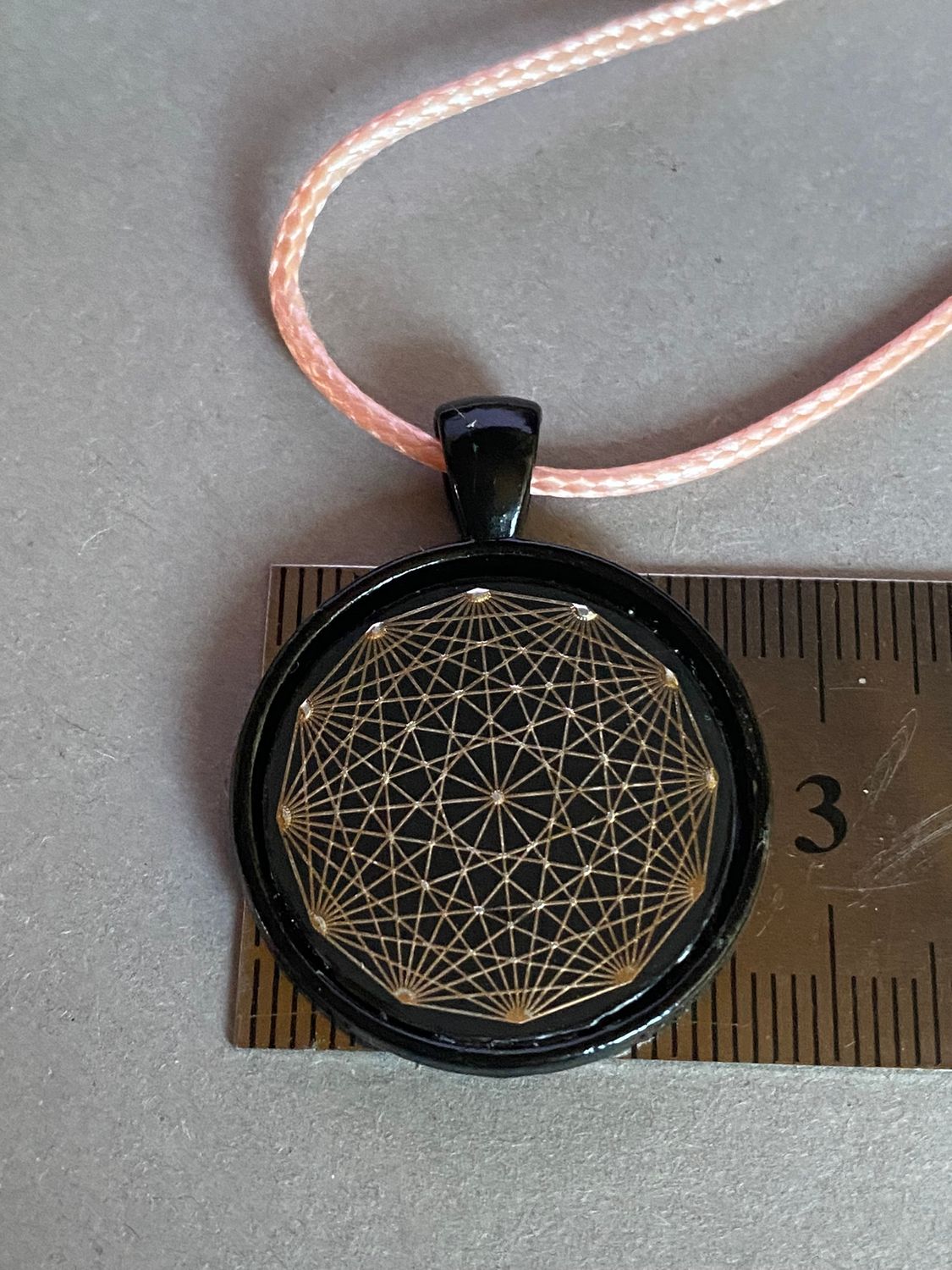 Amulett – schwarz, Dodecagram, Disc in schwarz, 25 mm, zinnlegiert, kupferunterlegt – Produktansicht 1