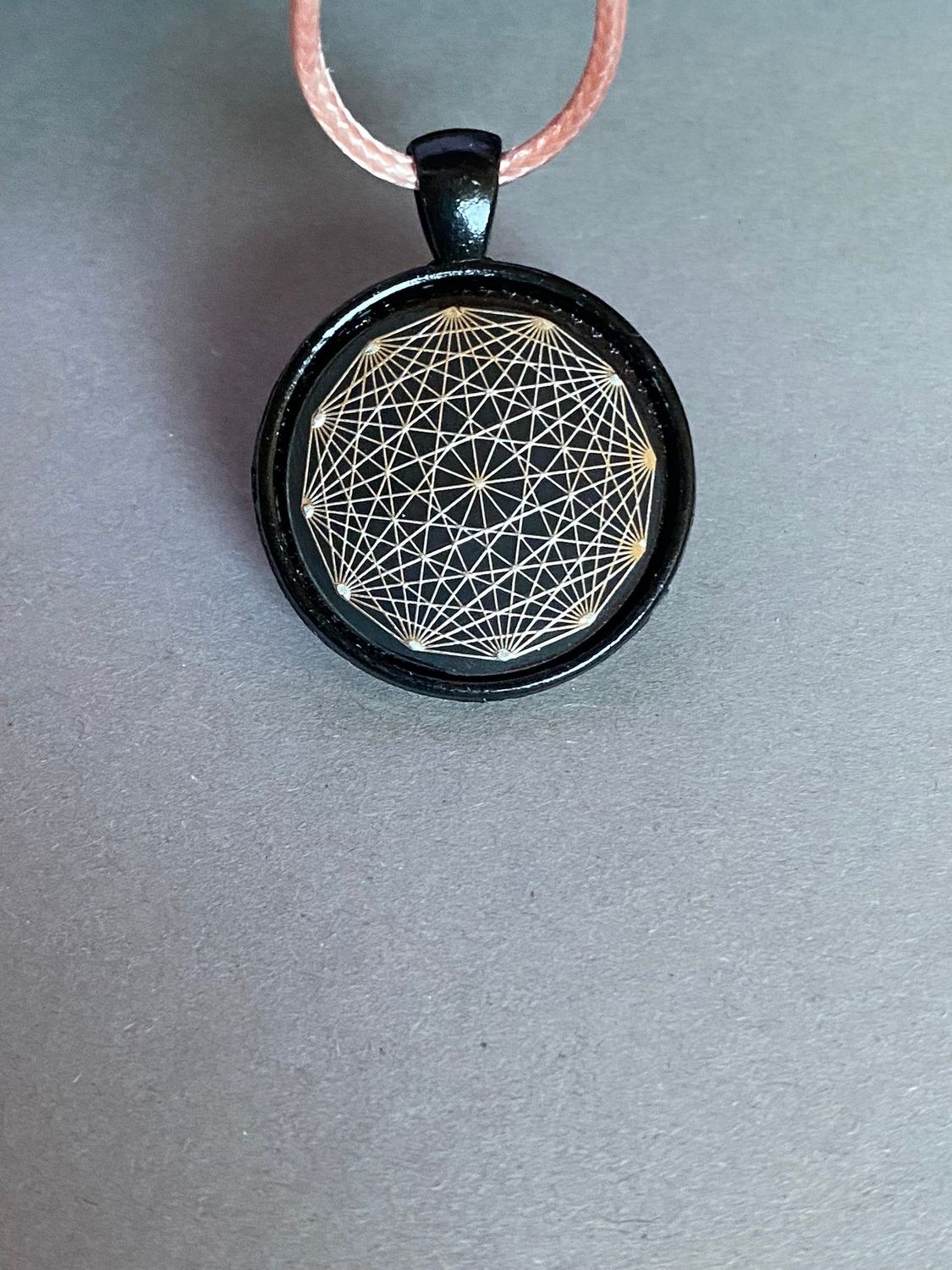 Amulett – schwarz, Dodecagram, Disc in schwarz, 25 mm, zinnlegiert, kupferunterlegt – Produktansicht 1
