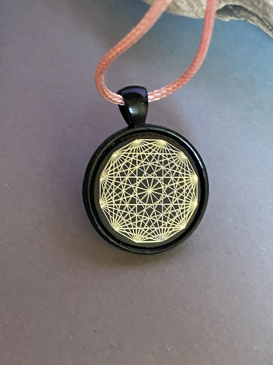 Amulett – schwarz, Dodecagram, Disc in schwarz, 25 mm, zinnlegiert, kupferunterlegt – Produktansicht 1