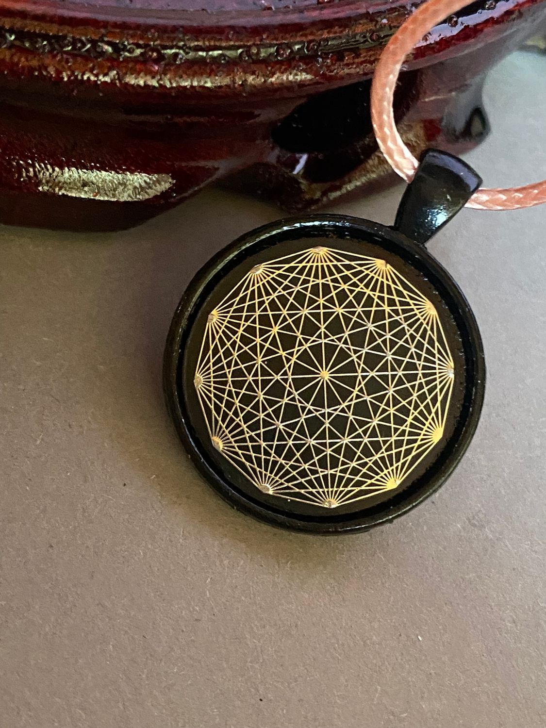 Amulett – schwarz, Dodecagram, Disc in schwarz, 25 mm, zinnlegiert, kupferunterlegt – Produktansicht 1