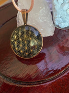 Amulett – kupferfarbend (kein Kupfer) – Blume des Lebens – 25 mm / goldlegiert / schwarz – Produktansicht 1
